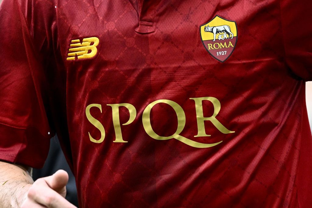 Roma substituiu patrocinador pela inscrição "SPQR", que remete ao Império Romano