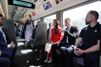 Príncipe William e Kate Middleton usam metrô para visitar pub no centro de Londres