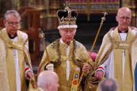 Rei Charles III é coroado em cerimônia na Abadia de Westminster