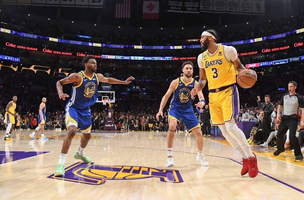 Jogo da NBA entre Lakers e Warriors