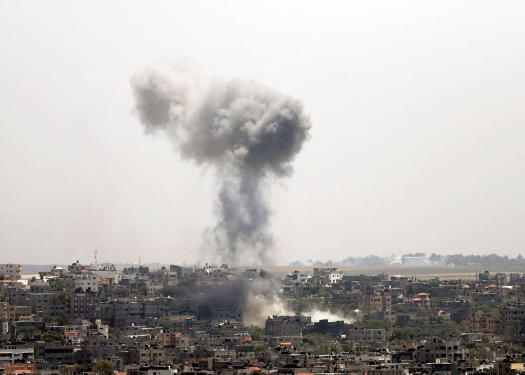 Fumaça após ataques aéreos israelenses sobre a cidade de Gaza