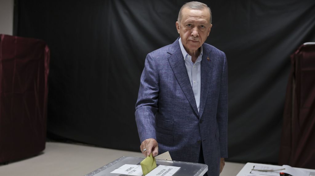 O presidente turco Recep Tayyip Erdogan vota nas eleições gerais da Turquia em uma seção eleitoral no distrito de Uskudar em 14 de maio de 2023 em Istambul, Turquia.