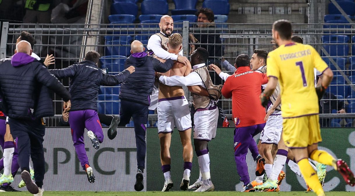 Jogadores da Fiorentina comemoram gol marcado contra o Basel, da Suíça