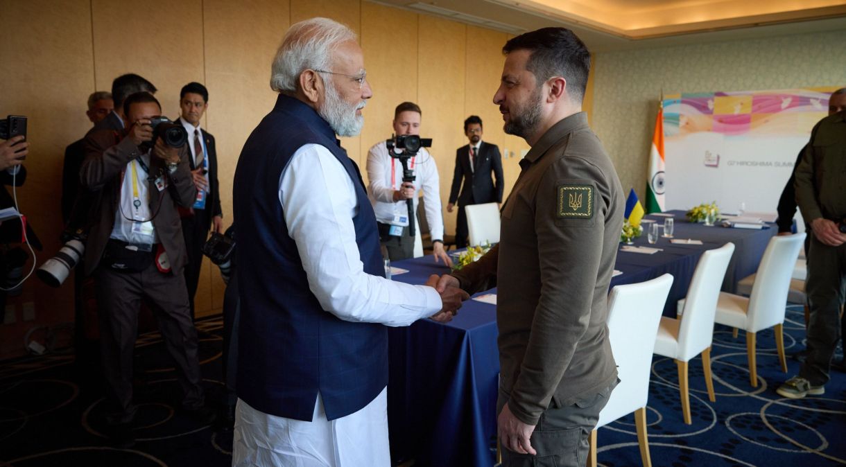 O presidente ucraniano, Vladimir Zelenskiy (à direita), se reúne com o primeiro-ministro indiano, Narendra Modi (à esquerda), durante sua participação na Cúpula dos Líderes do G7 em Hiroshima, Japão, em 20 de maio de 2023.