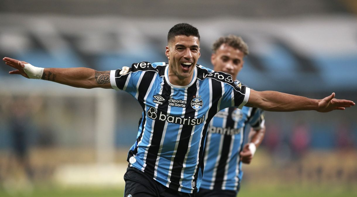 Luis Suárez comemora o primeiro gol do Grêmio contra o Inter
