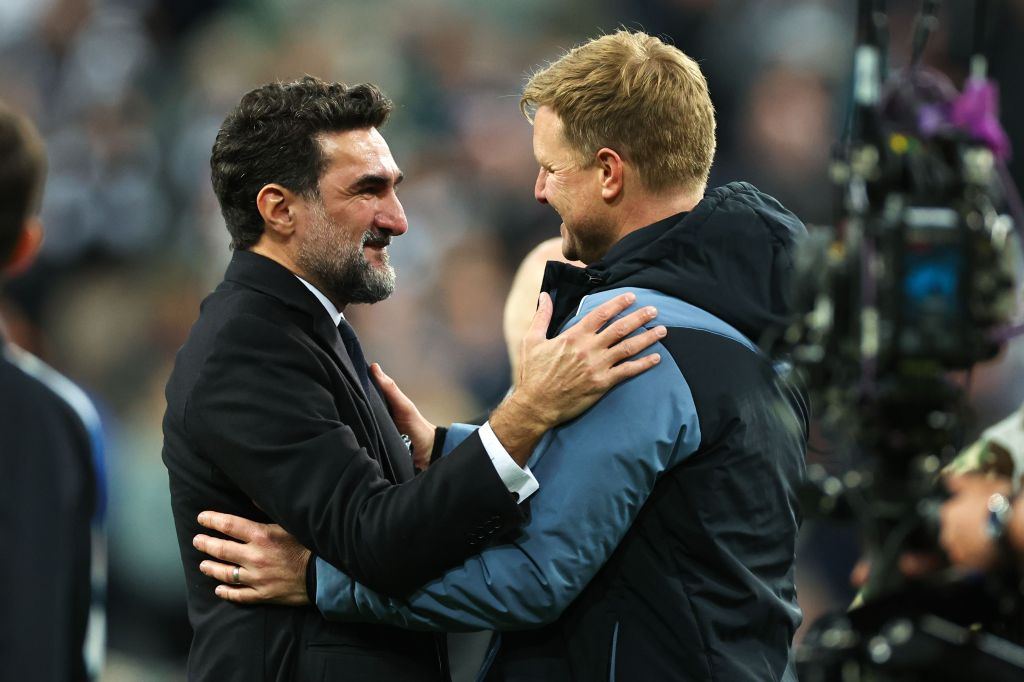 Presidente do Newcastle, o saudita Yasir Al-Rumayyan celebra a vaga com o técnico Eddie Howe
