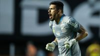 Santos anuncia redução salarial e permanência do goleiro João Paulo para 2024