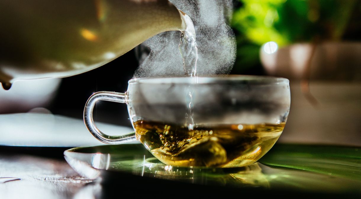 Água quente fresca para chá de ervas de sálvia orgânica na hora do chá.