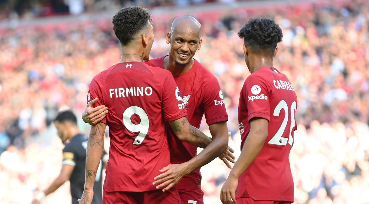 Roberto Firmino e Fabinho comemoram gol marcado pelo Liverpool