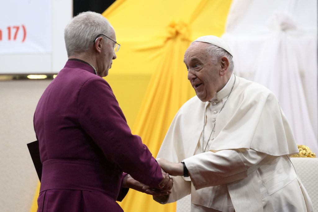 Papa Francisco cumprimenta o arcebispo da Cantuária Justin Welby em missão religiosa conjunta no Sudão do Sul em fevereiro de 2023