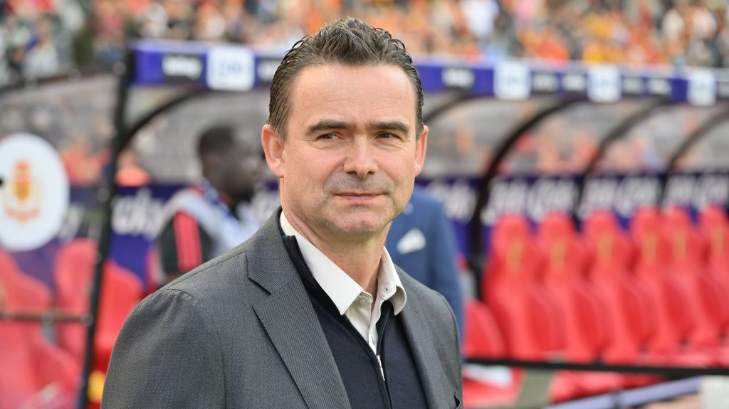 Marc Overmars antes da final da Copa da Bélgica, entre Mechelen e Royal Antuérpia