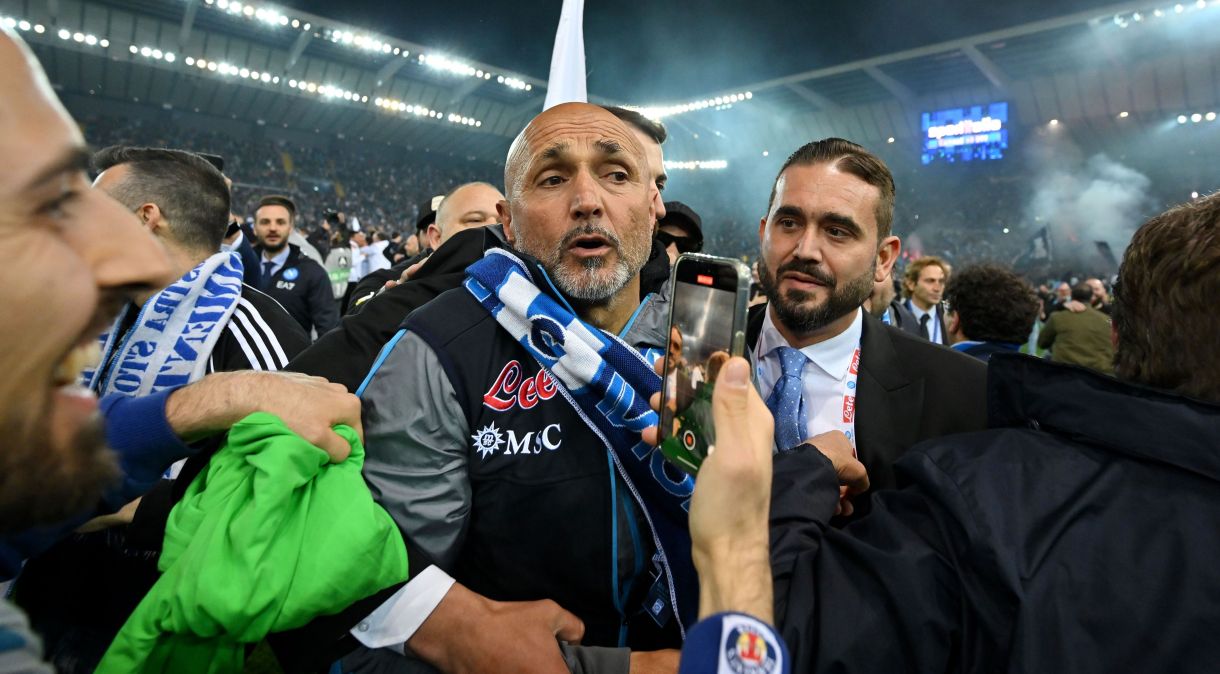 Spaletti é cercado por torcedores e imprensa após o título do Napoli