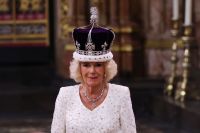 Rainha Camilla tem sua própria minicoroação na Abadia de Westminster