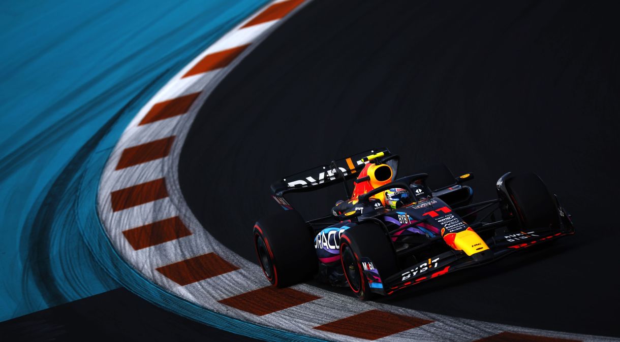 Sergio Perez pilotando a Red Bull no circuito de Miami
