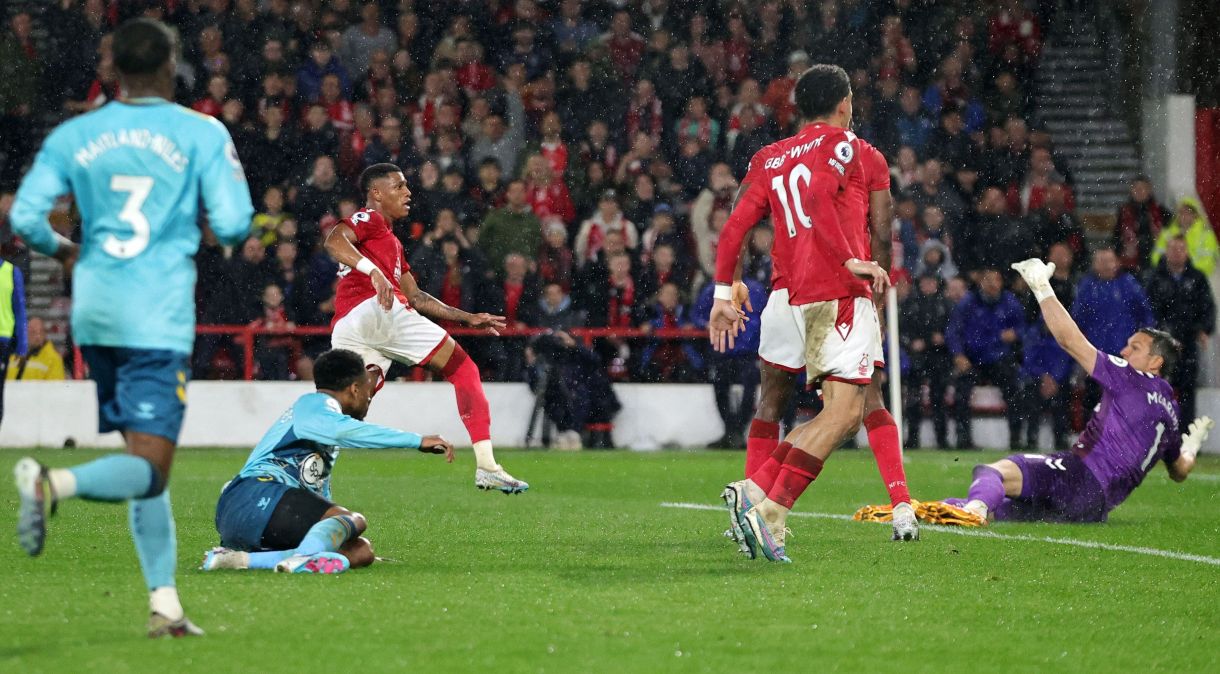 Danilo finaliza e marca seu gol contra o Southampton