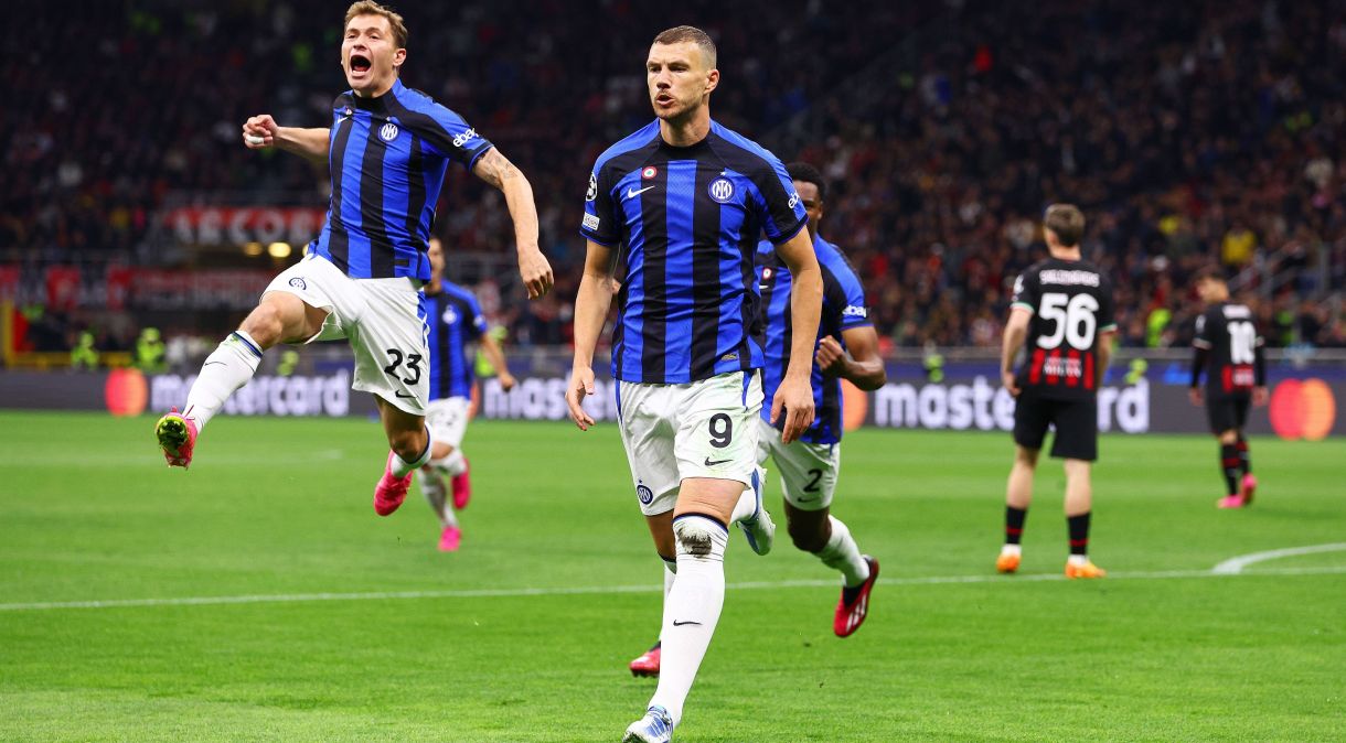 Dzeko (9) comemora o primeiro gol da Inter contra o Milan