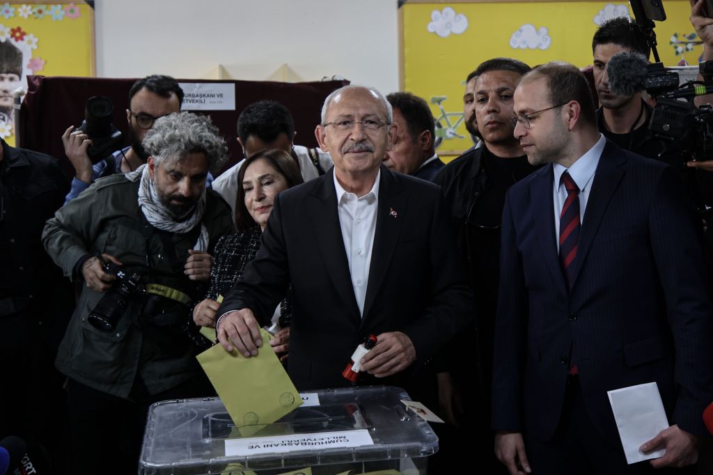 Kemal Kilicdaroglu, prinicpal adversário da oposição a Erdogan, votou em Istambul, Turquia, neste domingo (14).