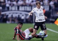 Meia do São Paulo dispara contra juiz e diz que Corinthians tem 12 jogadores