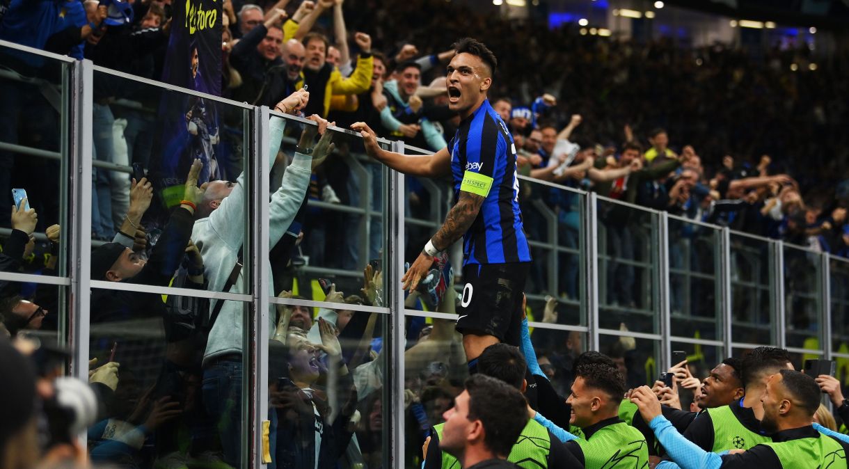 Lautaro Martínez comemora o gol da classificação com a torcida da Inter de Milão