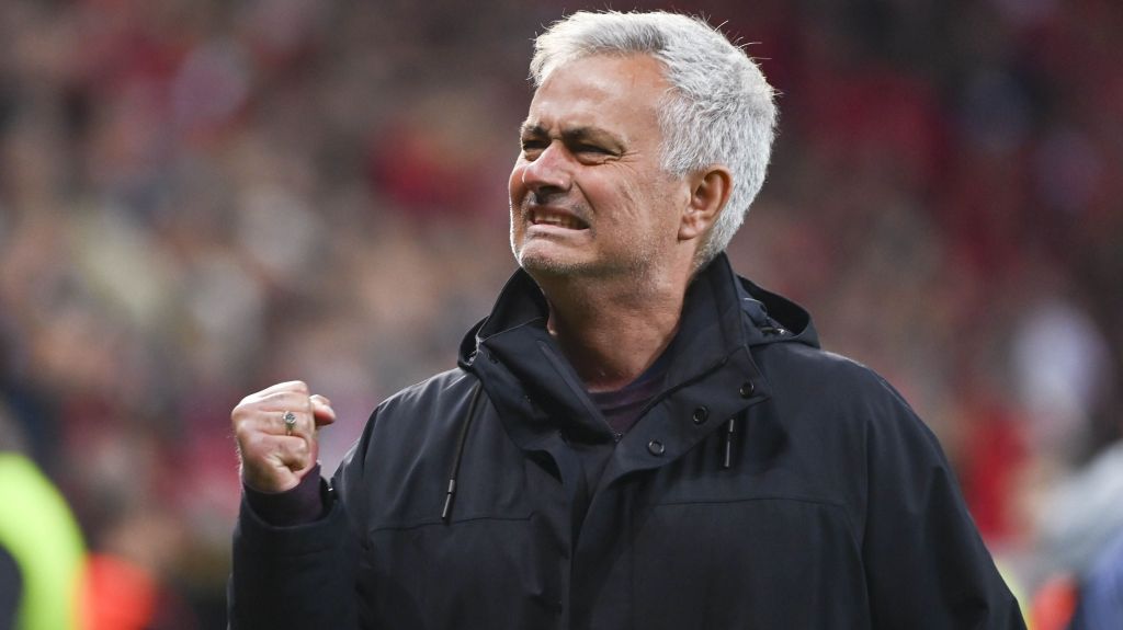 José Mourinho comemora a vaga da Roma na final da Liga Europa