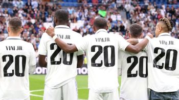 Torcida aplaudiu o atacante e jogadores entraram em campo vestindo o número 20, usado pelo brasileiro