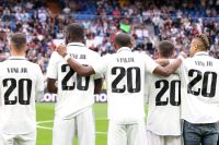 Vini Jr. é homenageado em jogo do Real Madrid, e faixa pede “racistas, fora”; veja fotos