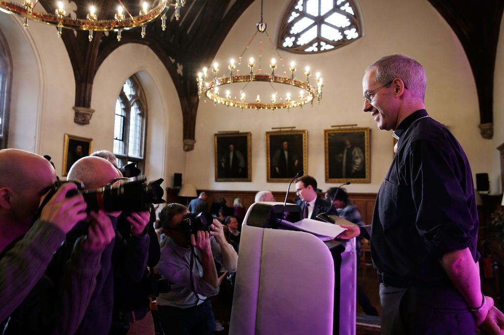 Reverendo Justin Welby posa para fotos após coletiva de imprensa confirmando sua nomeação para o cargo de arcebispo da Cantuária, em novembro de 2012.