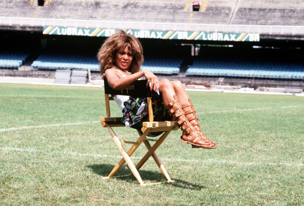Tina Turner posa para foto no gramado do Maracanã, no Rio de Janeiro, em 1988. Naquele ano, diante de 180 mil pessoas, ela fez o show com maior público já registrado para artista solo, registrado pelo Guinness.