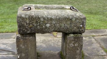 Origens da pedra são desconhecidas, mas acredita-se que ela tenha sido usada na inauguração dos reis escoceses desde o início do século IX