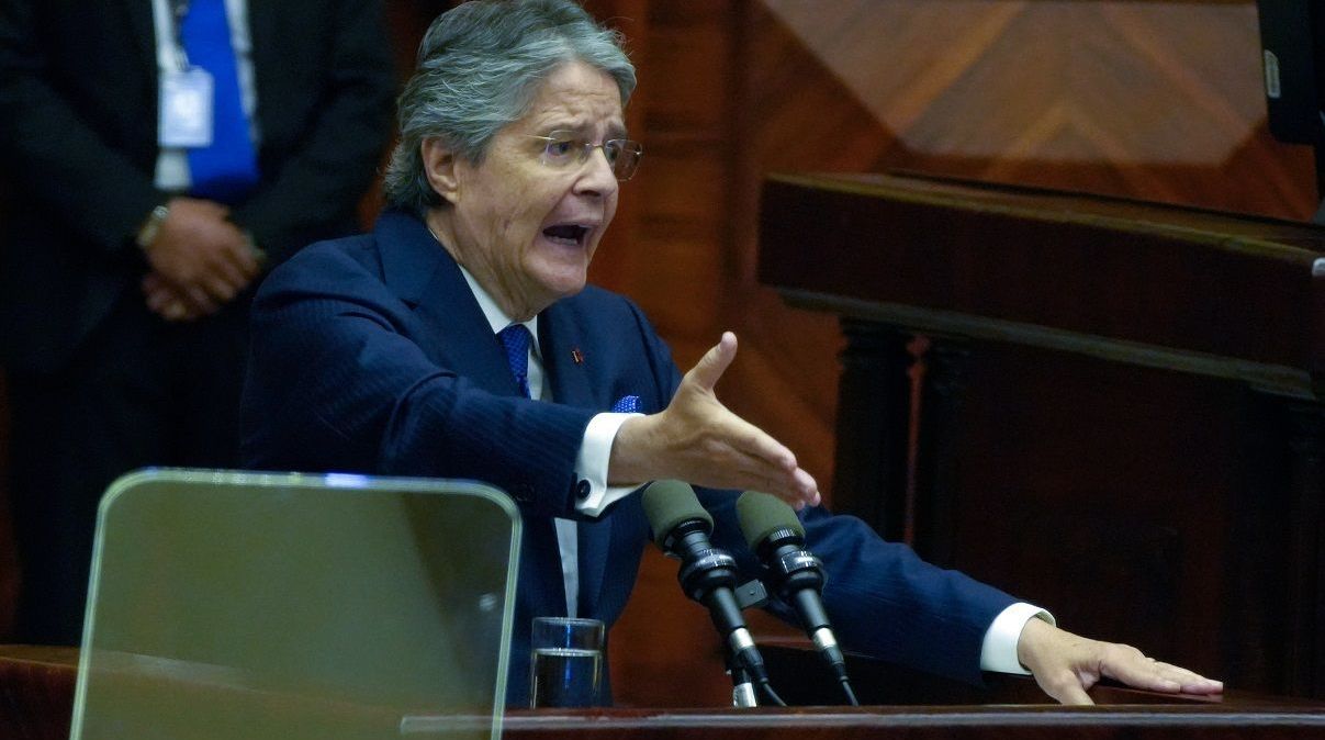 Guillermo Lasso fala, durante o processo de impeachment, à Assembleia Nacional antes de dissolver a casa