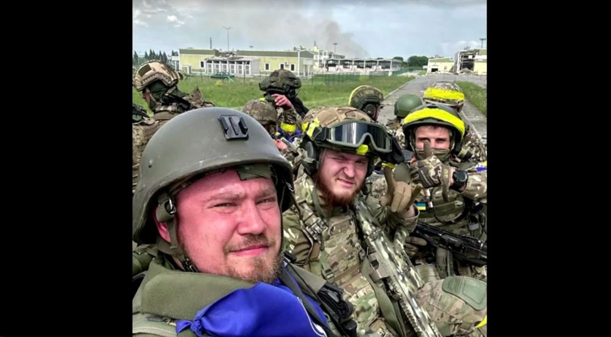 Imagem mostra tropas da Legião da Liberdade Russa invadindo Belgorod; Rússia diz que grupo usou veículos norte-americanos