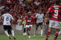 Flamengo e Cruzeiro empatam em 1 a 1 no Maracanã com recorde de público