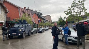 Sérvios residentes em quatro cidades do norte do Kosovo entraram em confronto com a polícia local para evitar a posse de quatro prefeitos de etnia albanesa
