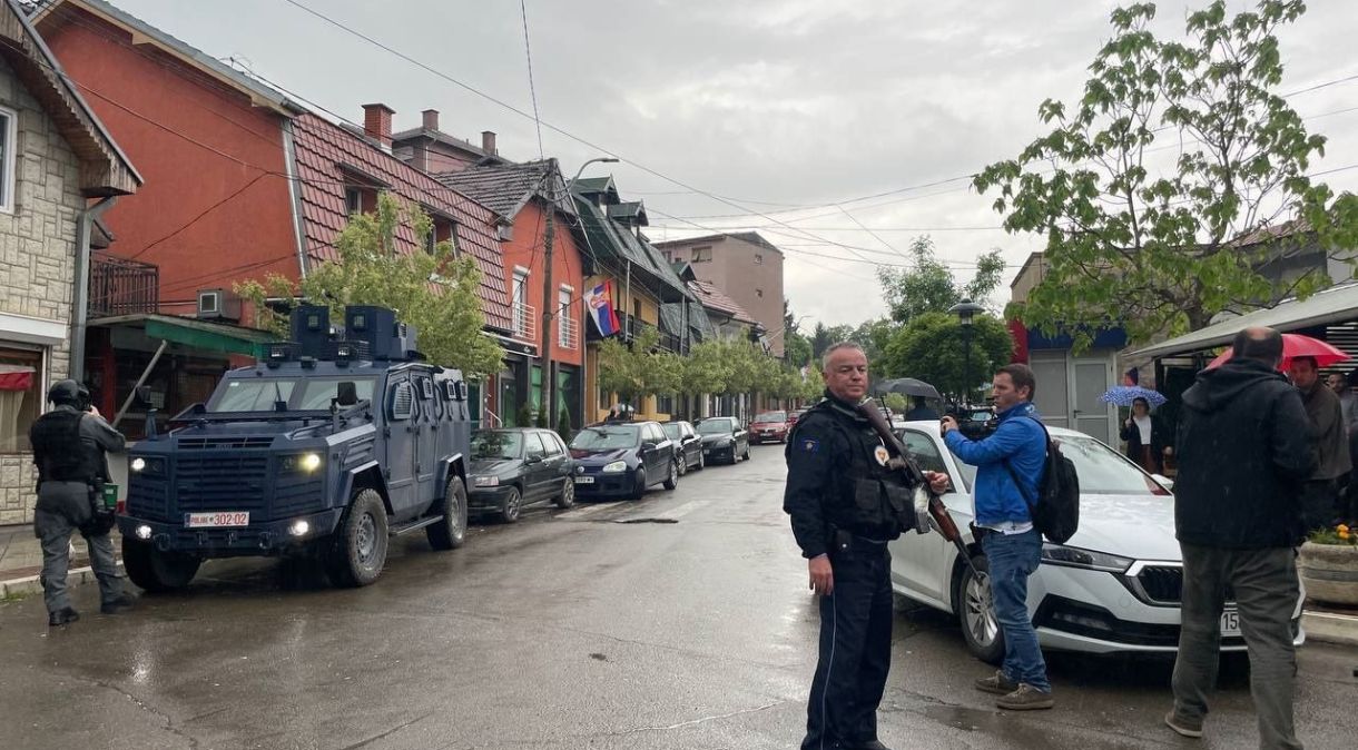 Policiais do Kosovo protegem a sede da prefeitura de Zvecan para garantir a posse de prefeito