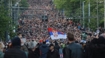 Dezenas de milhares e pessoas se mobilizaram nas ruas da capital Belgrado, capitaneadas pelos partidos de oposição ao presidente Aleksandar Vucic 