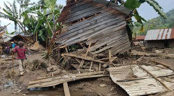 Número oficial de mortos superou os 400, segundo autoridades locais; país enfrenta problemas para atender às vítimas das fortes chuvas, que precisam receber alimentos 