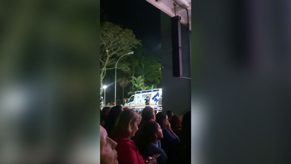 Ambulância ao lado do palco durante apresentação do cantor Sidney Magal, no Sesi de São José dos Campos, nesta quinta-feira (25).