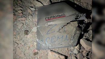 Fotos divulgadas pelo Comando Operacional Sul da Ucrânia mostram as mensagens escritas nas duas caudas dos drones, que o comando disse mostrar o aparente “motivo do ataque”