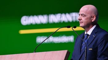 Gianni Infantino disse que ofertas baixas pelos direitos de transmissão são um "tapa na cara" de todas as mulheres