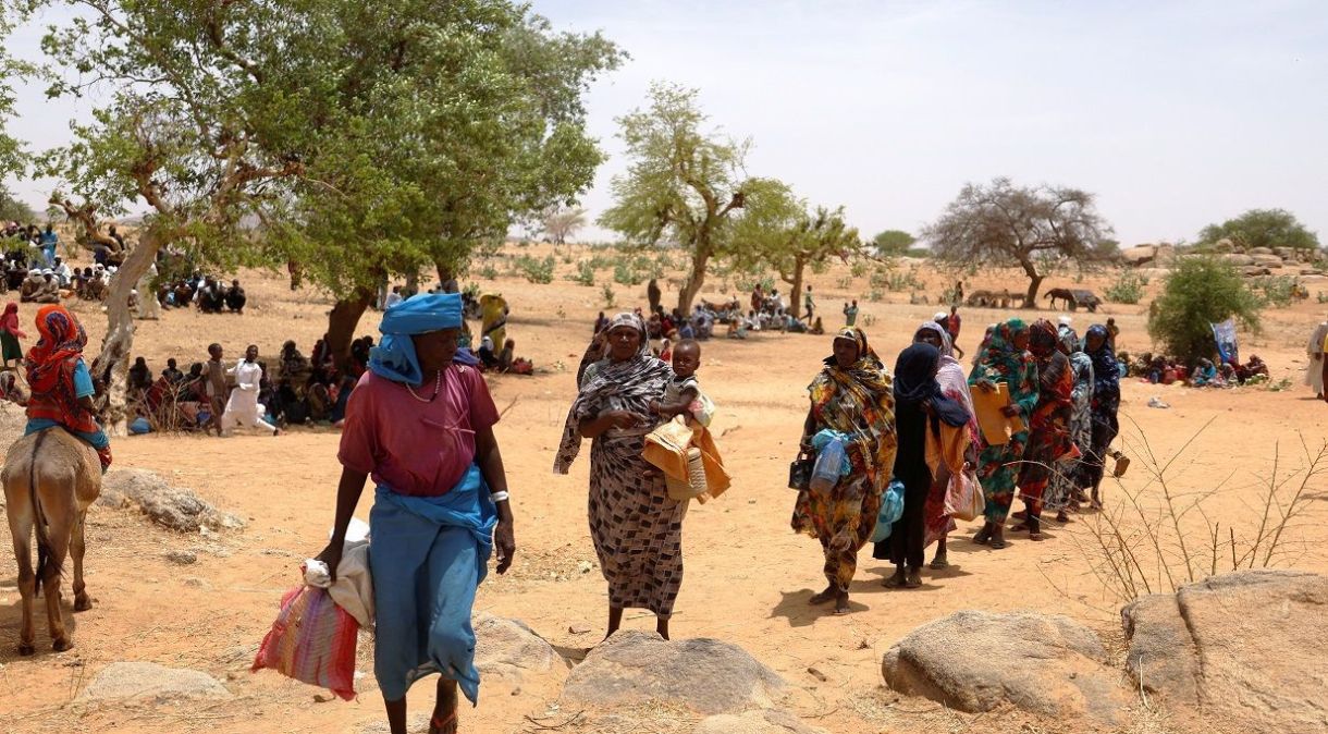 Refugiados sudaneses fazem fila para receber alimentos do Programa Mundial de Alimentos da ONU na região de fronteira entre Sudão e Chade