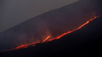 O vulcão de 3.330 metros de altura pode entrar em ação várias vezes ao ano, lançando lava e cinzas sobre a ilha mediterrânea. A última grande erupção foi em 1992