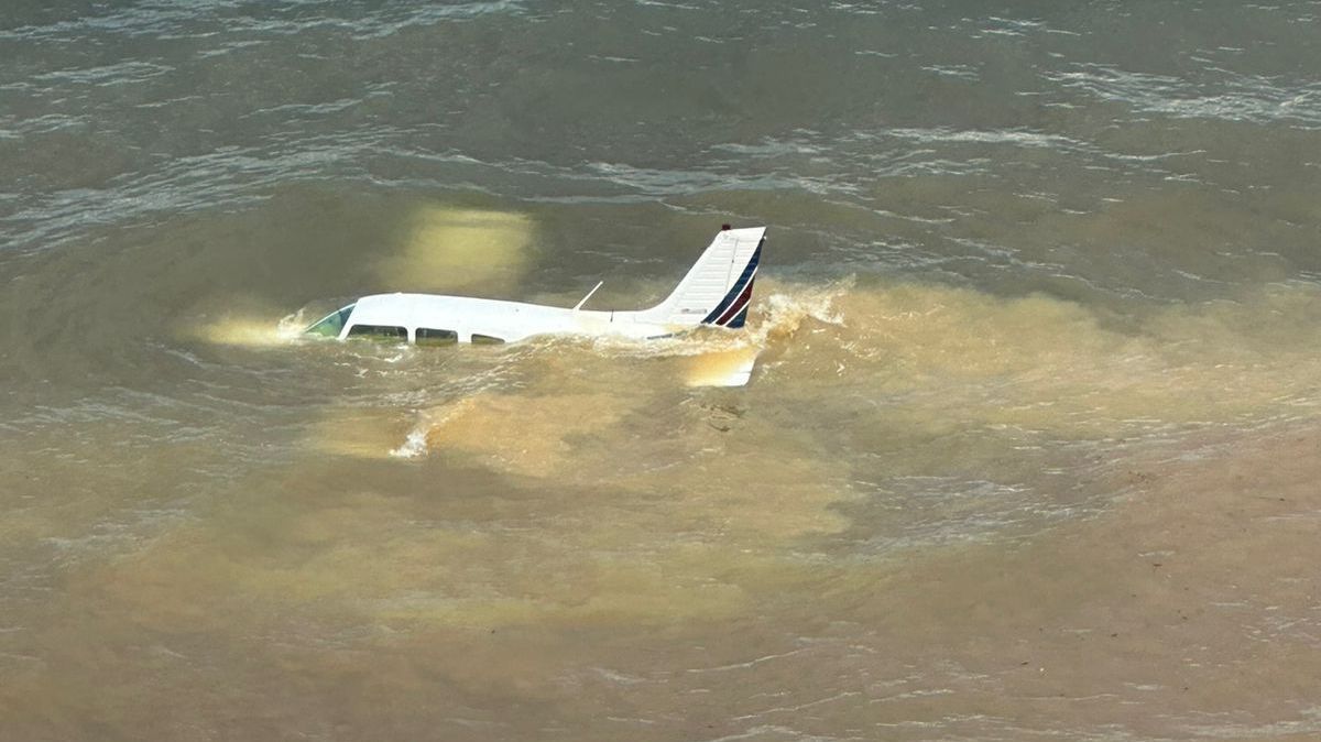 Aeronave no mar após pouso de emergência no Maranhão.