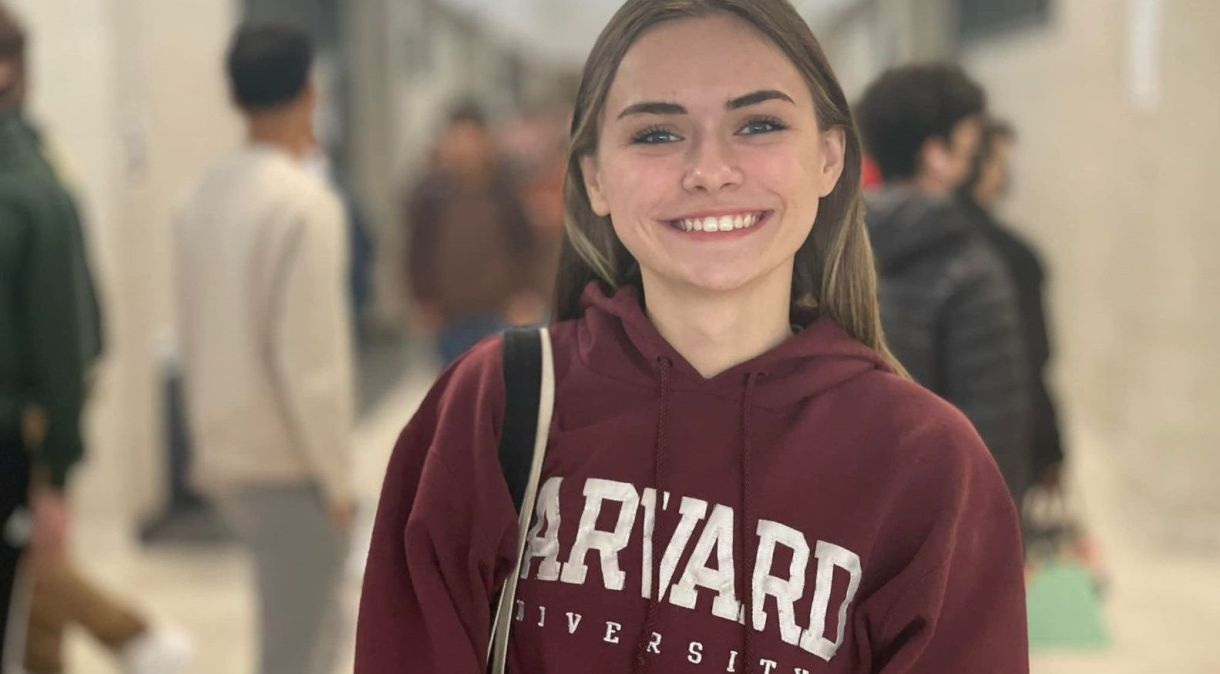 Aurora Sky Castner formou-se no colegial entre os melhores da turma e agora cursará direito em Harvard