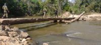 Em operação, PF e Ibama destroem ponte que dava acesso de garimpeiros ilegais à terra indígena