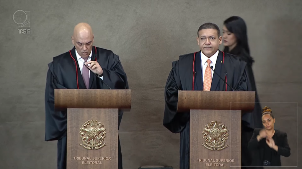 Ministro Kassio Nunes Marques lê juramento ao ser empossado membro efetivo do Tribunal Superior Eleitoral (TSE) ao lado do presidente da Corte, ministro Alexandre de Moraes.