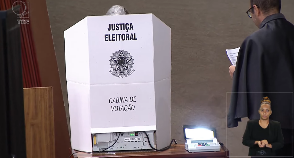 Ministra Cármen Lúcia vota na eleição para vice-presidente do Tribunal Superior Eleitoral (TSE).