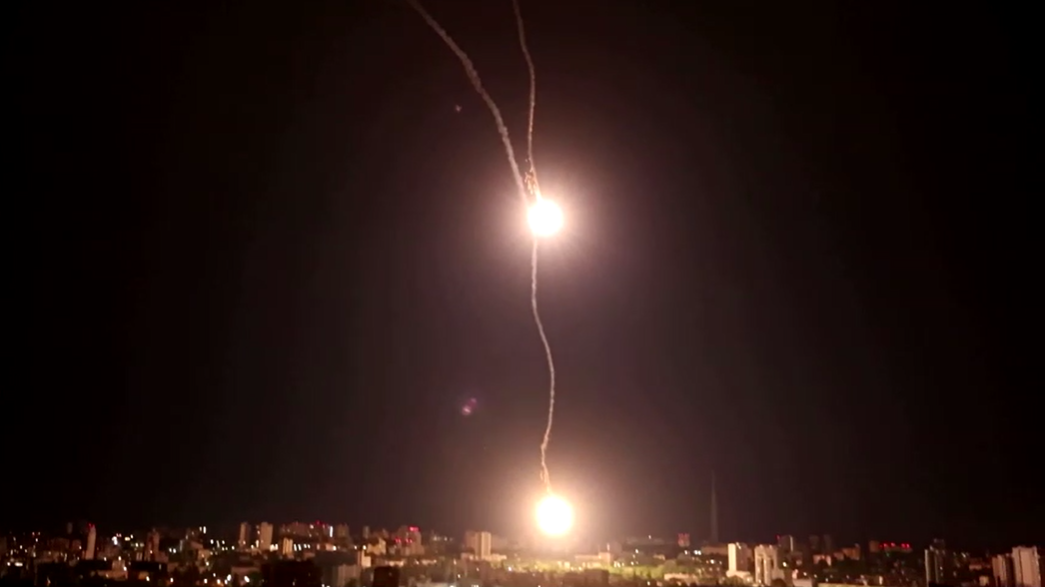 Explosão de um míssil é vista em Kiev durante um ataque russo