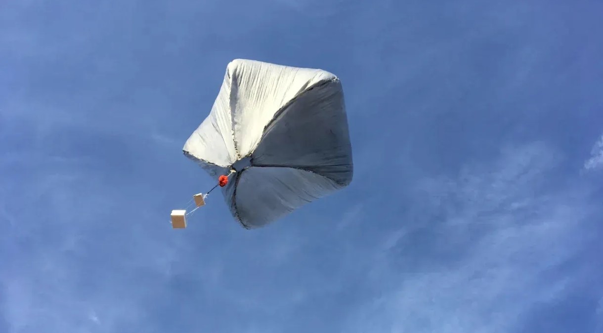 Um balão de ar quente movido a energia solar do Sandia National Laboratories voando carrega sensores, incluindo um rastreador GPS e um sensor de infrasom reutilizável
