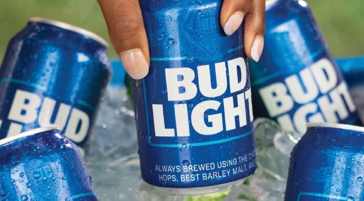 Embora a participação da Bud Light no mercado doméstico de cerveja tenha caído consideravelmente nos últimos dois meses, ela continua na liderança