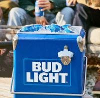 Dona da Budweiser busca tranquilizar distribuidoras após queda nas vendas da Bud Light